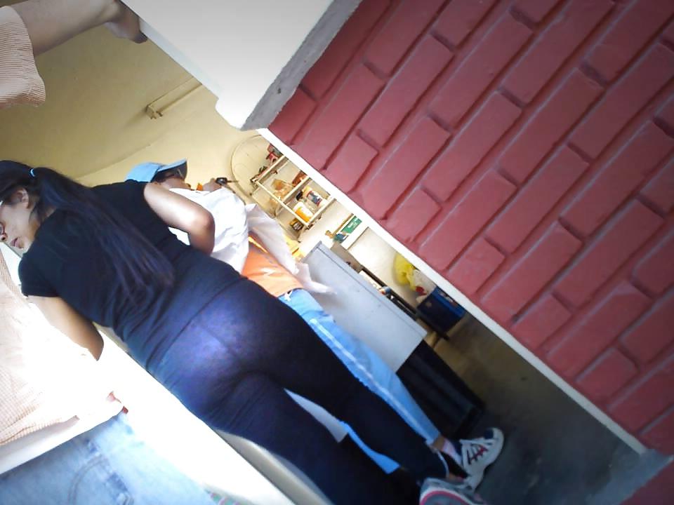 22P Transparentando sus calzones muy buenos veanlo