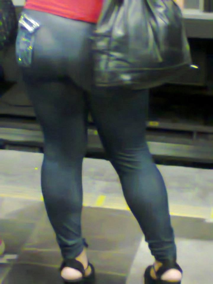 22P Transparentando sus calzones muy buenos veanlo