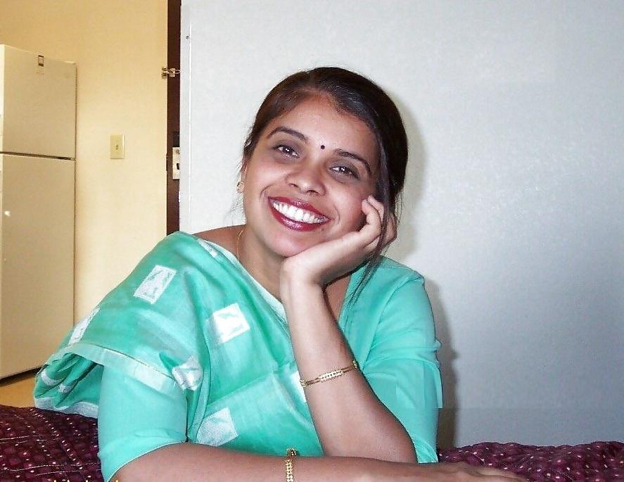25P Cum All Over Your Indian Aunty - She Might Like It