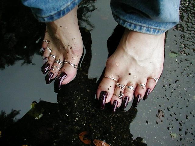 21P Long toe nails