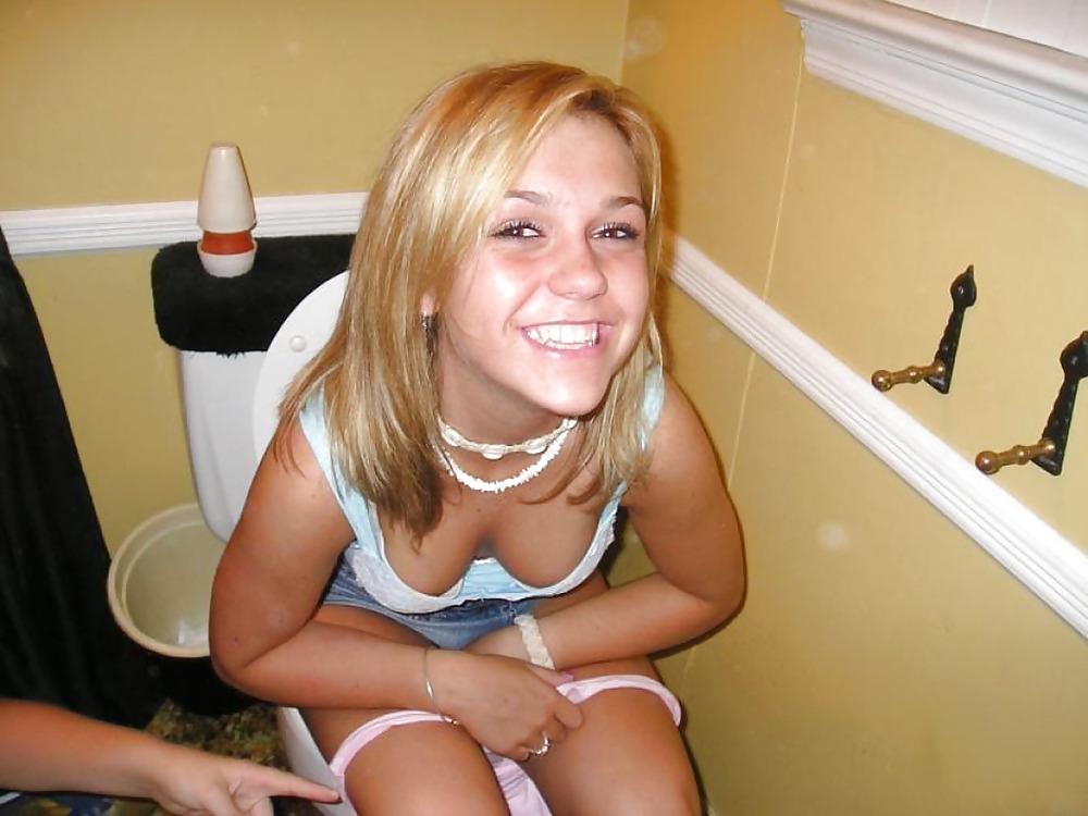 10P Mädchen auf Toilette 2