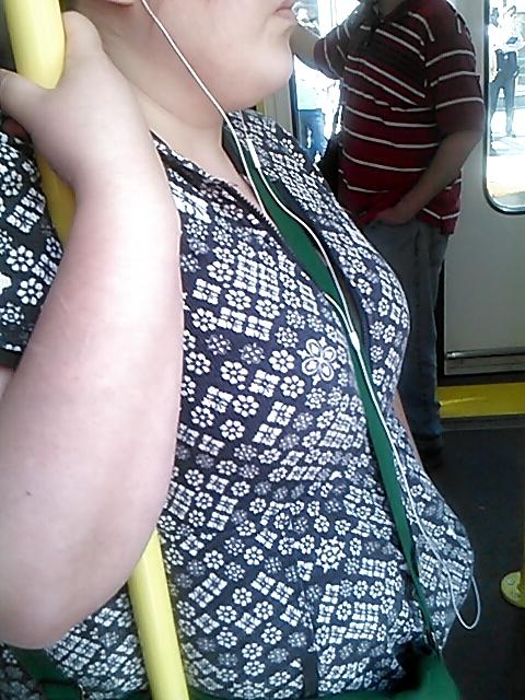 25P Voyeur - babes on transit