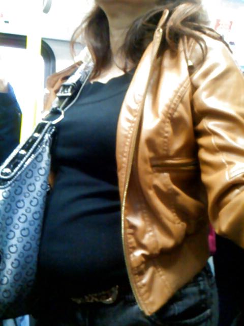 25P Voyeur - babes on transit