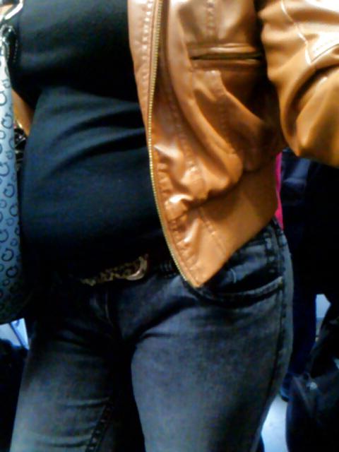 25P Voyeur - babes on transit