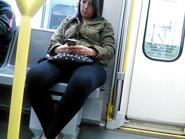 25P Voyeur - babes on transit