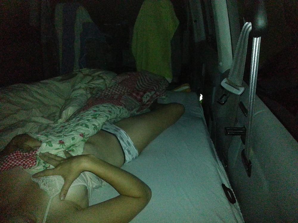 6P Une allemande en camping-car la main dans le sac...