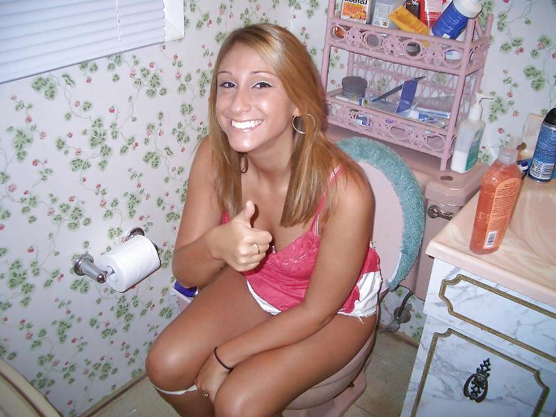10P Girls on Toilette 3