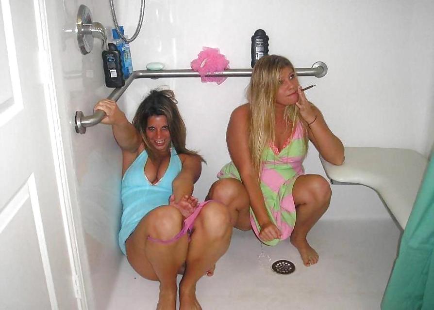 10P Girls on Toilette 3
