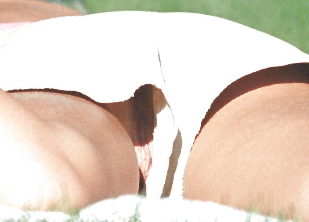 25P Horny teens & girls show their tits & pussies in public 3