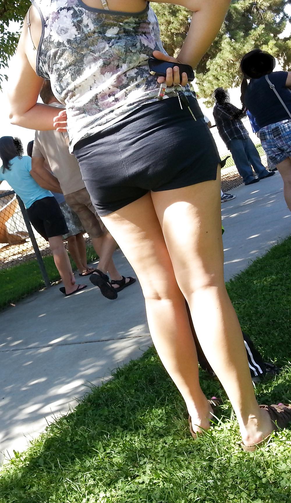 5P Sexy White Milf Legs and Ass Candids