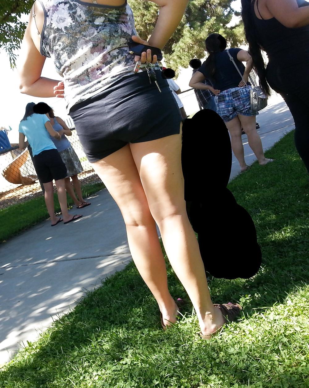 5P Sexy White Milf Legs and Ass Candids