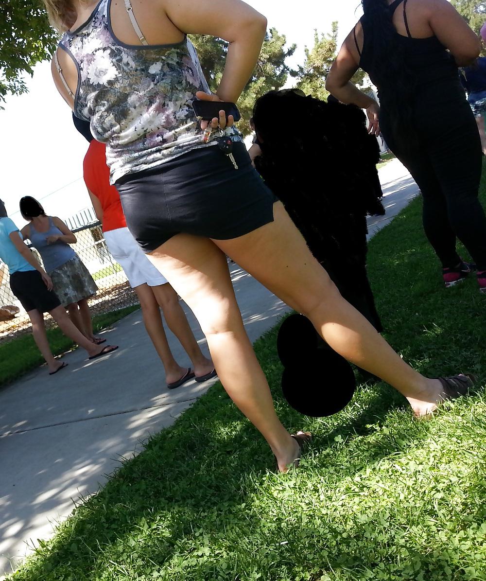 5P Sexy White Milf Legs and Ass Candids