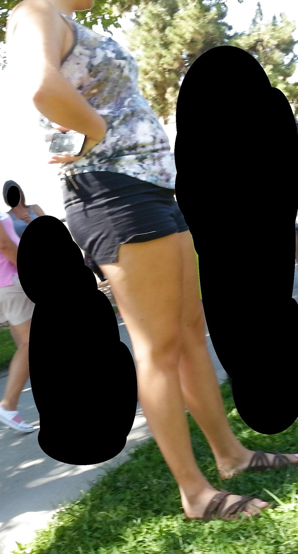 5P Sexy White Milf Legs and Ass Candids