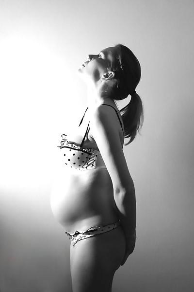 25P Sexy pregnant girls (showing belly)