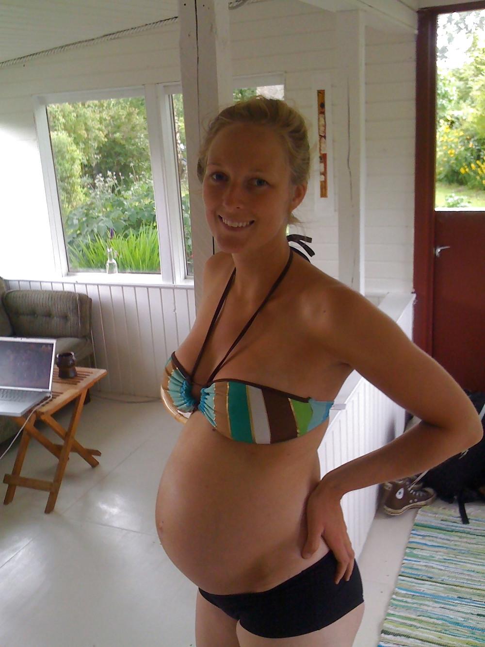 25P Sexy pregnant girls (showing belly)