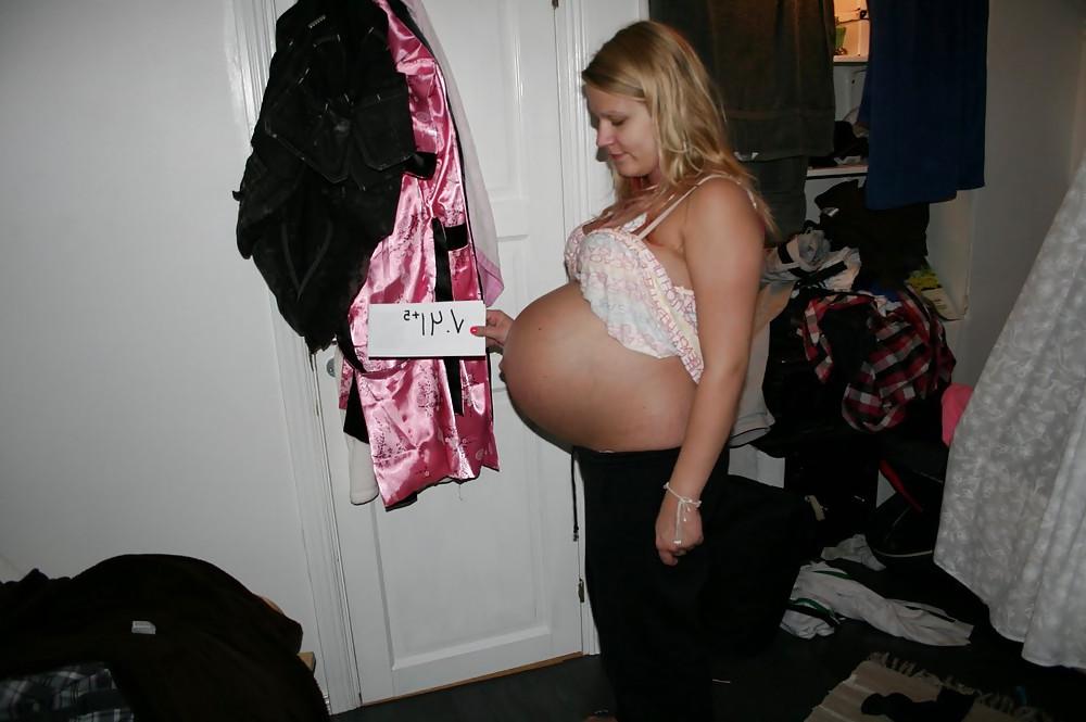 25P Sexy pregnant girls (showing belly)
