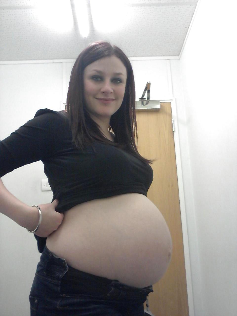 25P Sexy pregnant girls (showing belly)