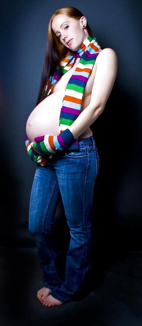 25P Sexy pregnant girls (showing belly)