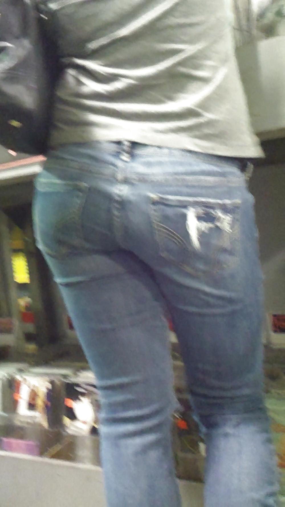 25P Young teen butts & ass at the store