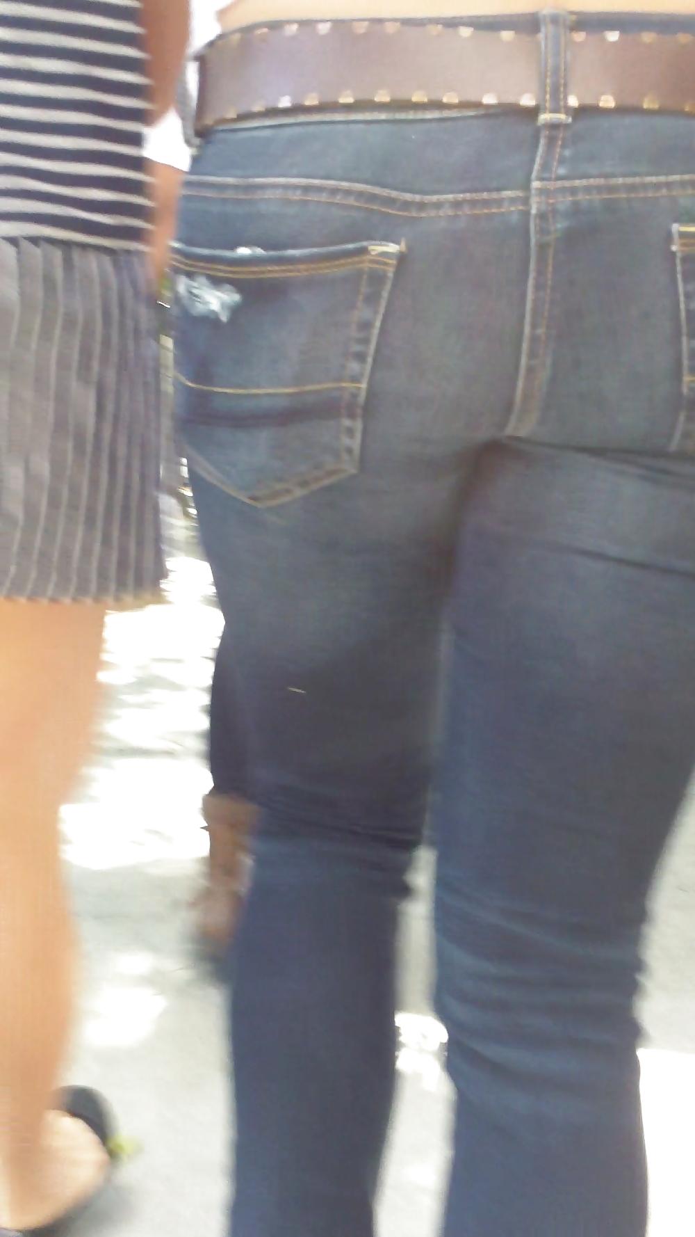 25P Young teen butts & ass at the store