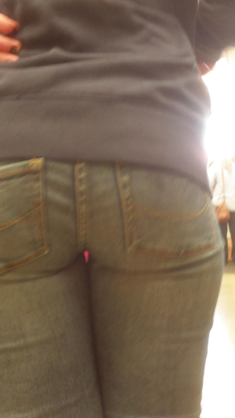 25P Young teen butts & ass at the store