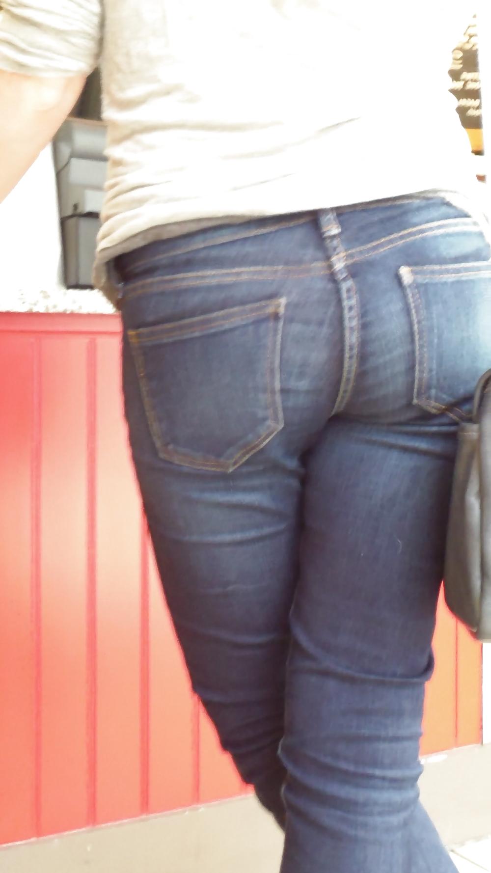 25P Young teen butts & ass at the store