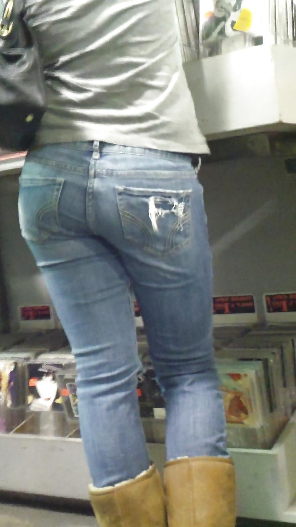 25P Young teen butts & ass at the store