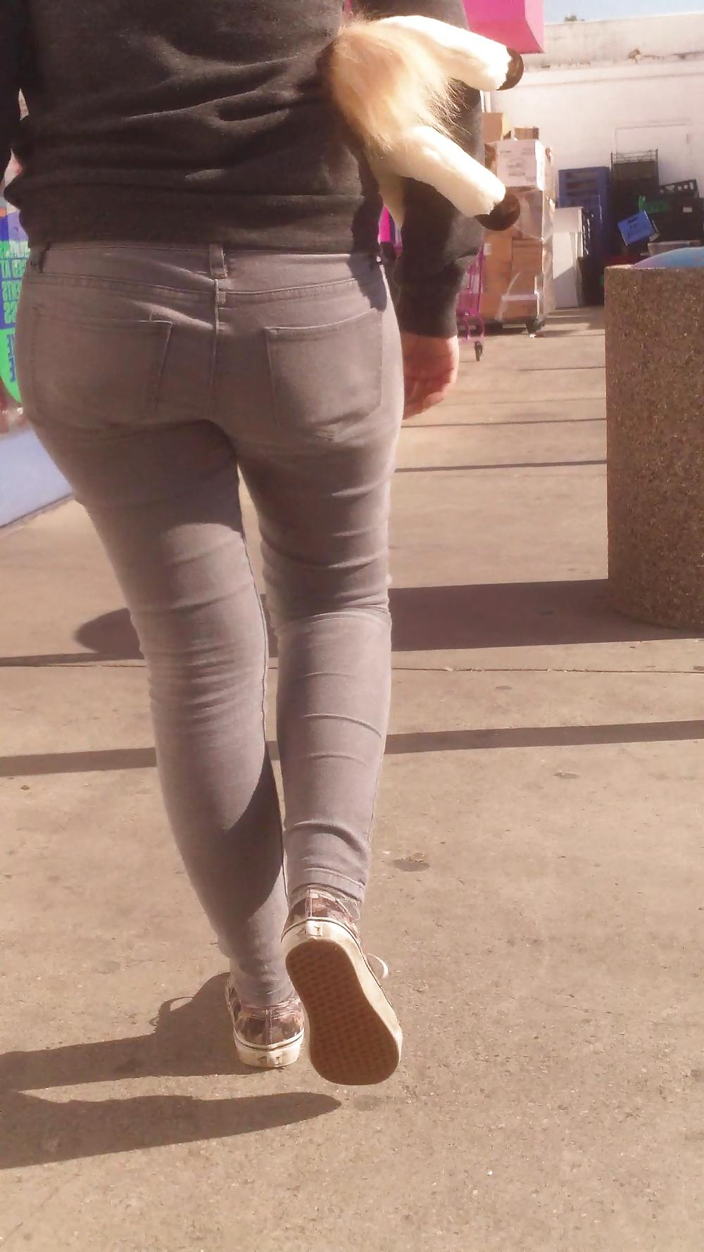 25P Young teen butts & ass at the store