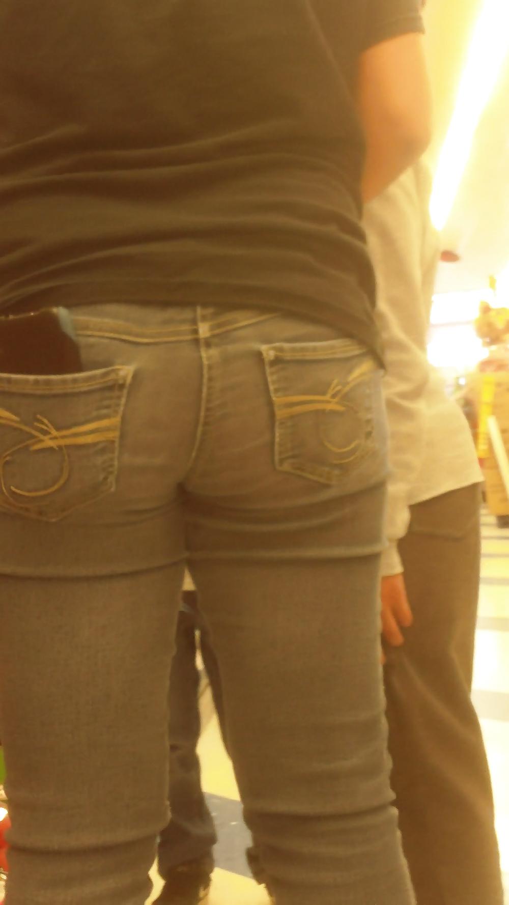 25P Young teen butts & ass at the store