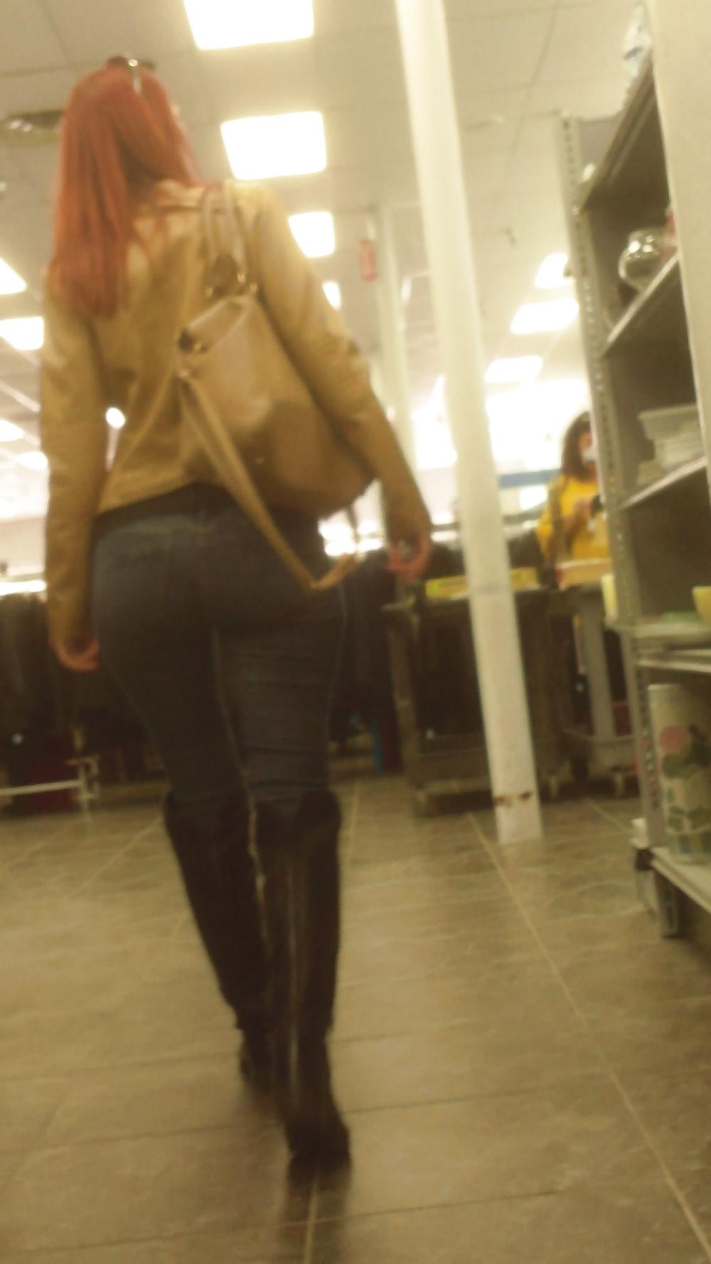 25P Young teen butts & ass at the store