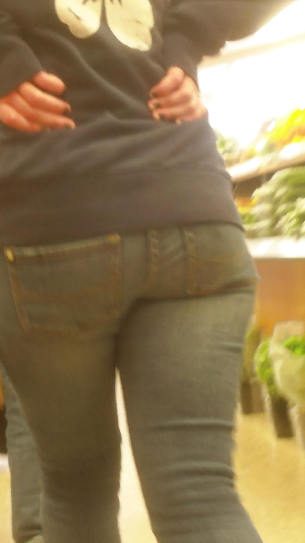 25P Young teen butts & ass at the store