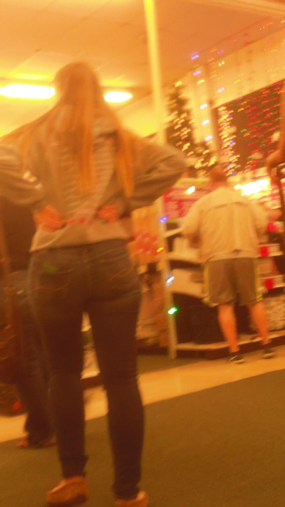 25P Young teen butts & ass at the store