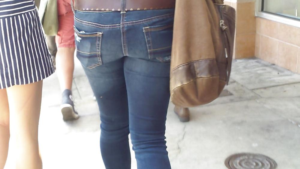 25P Young teen butts & ass at the store
