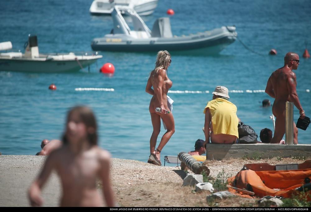 25P Nudist couple