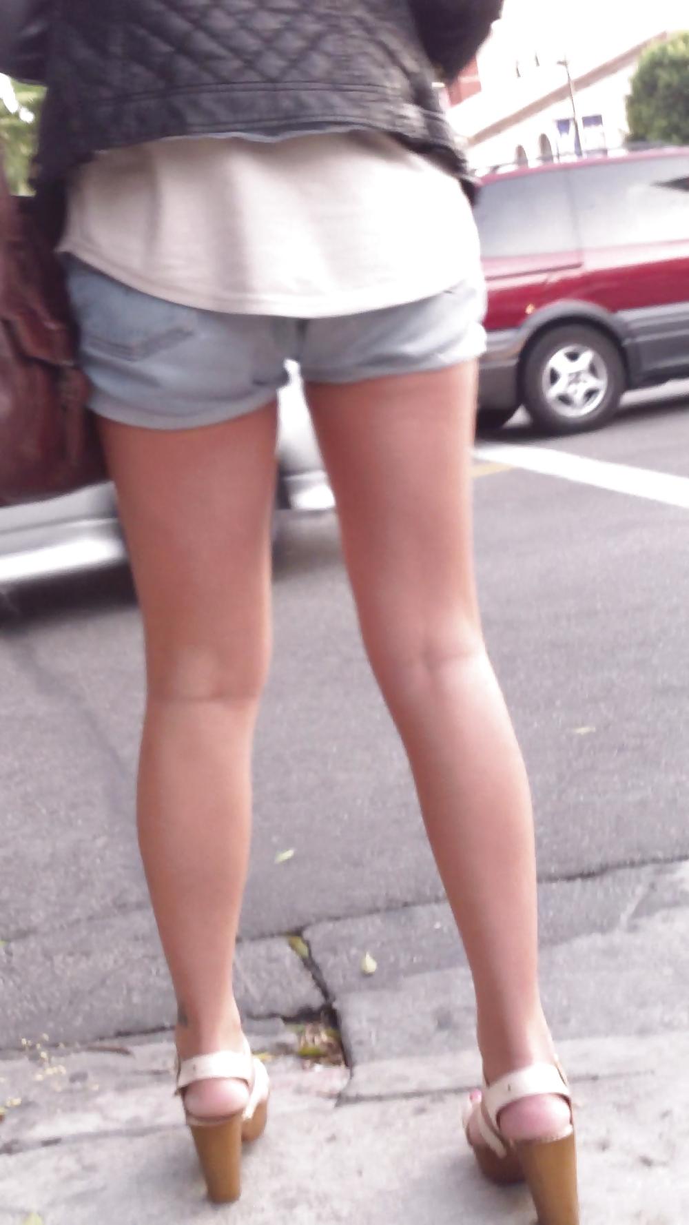 25P Popular teen girls butts & ass in jeans