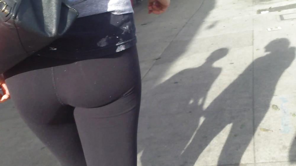 25P Popular teen girls butts & ass in jeans