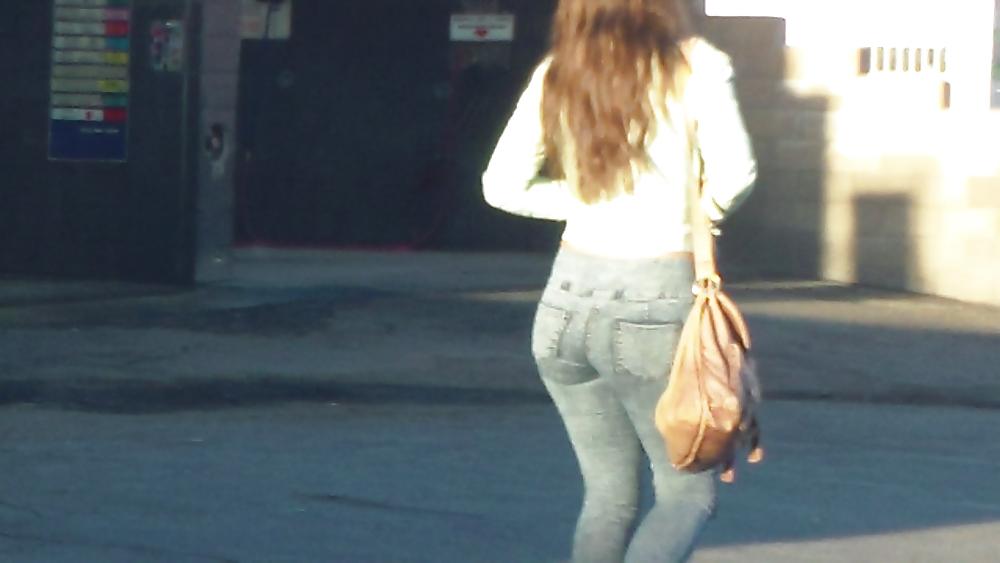 25P Popular teen girls butts & ass in jeans