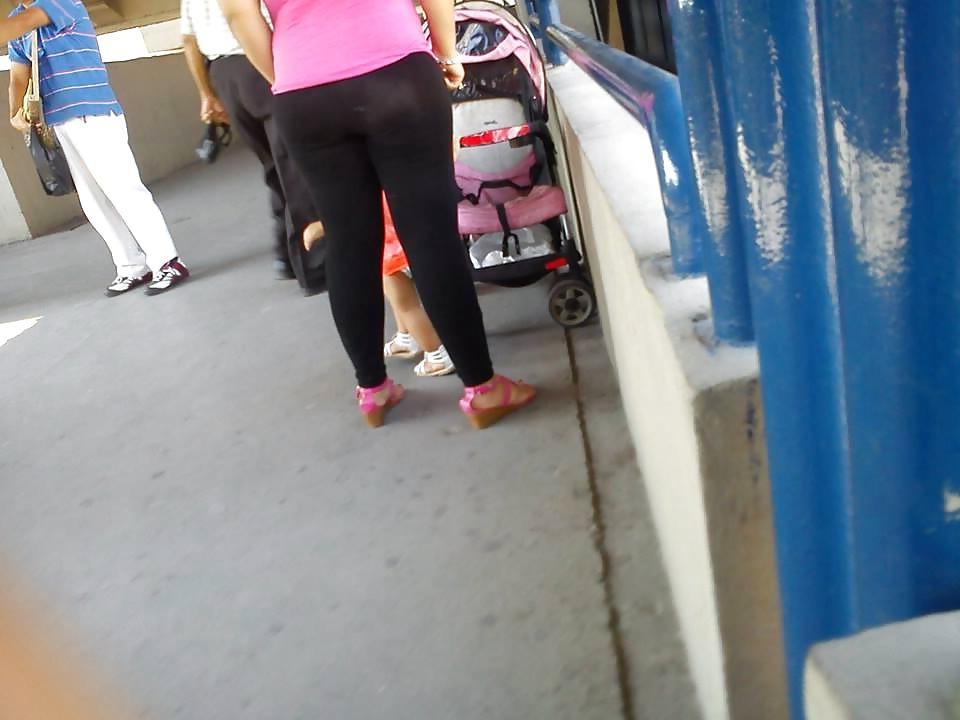 22P Transparentando sus calzones muy bueno 2