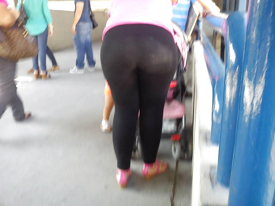 22P Transparentando sus calzones muy bueno 2