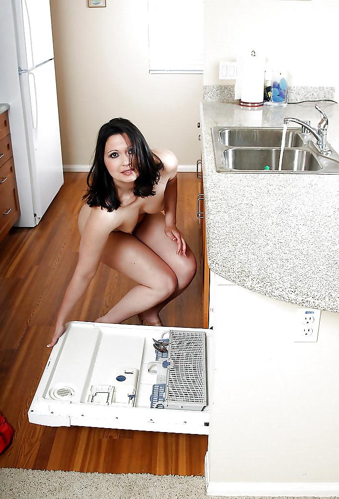 8P Hot Mom in the Kitchen