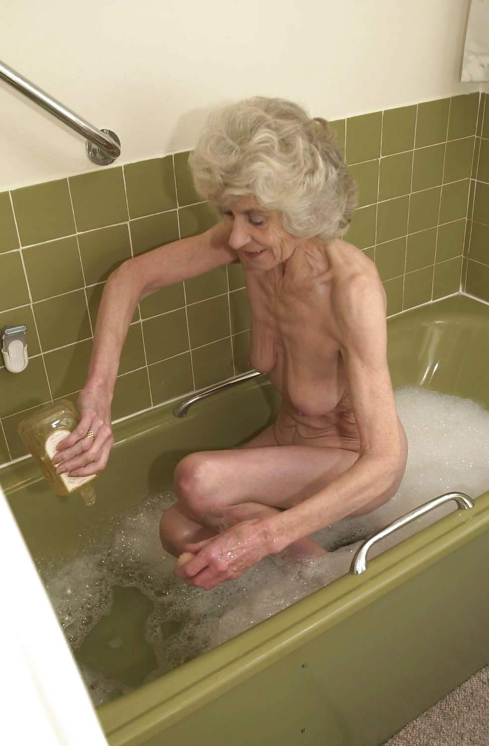 25P Granny loves to show