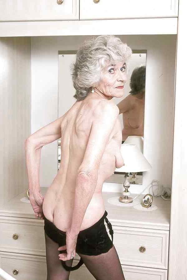 25P Granny loves to show
