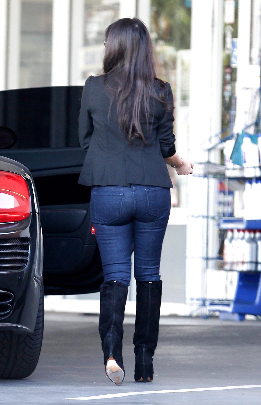 7P Kim Kardashian Filling Up The Car
