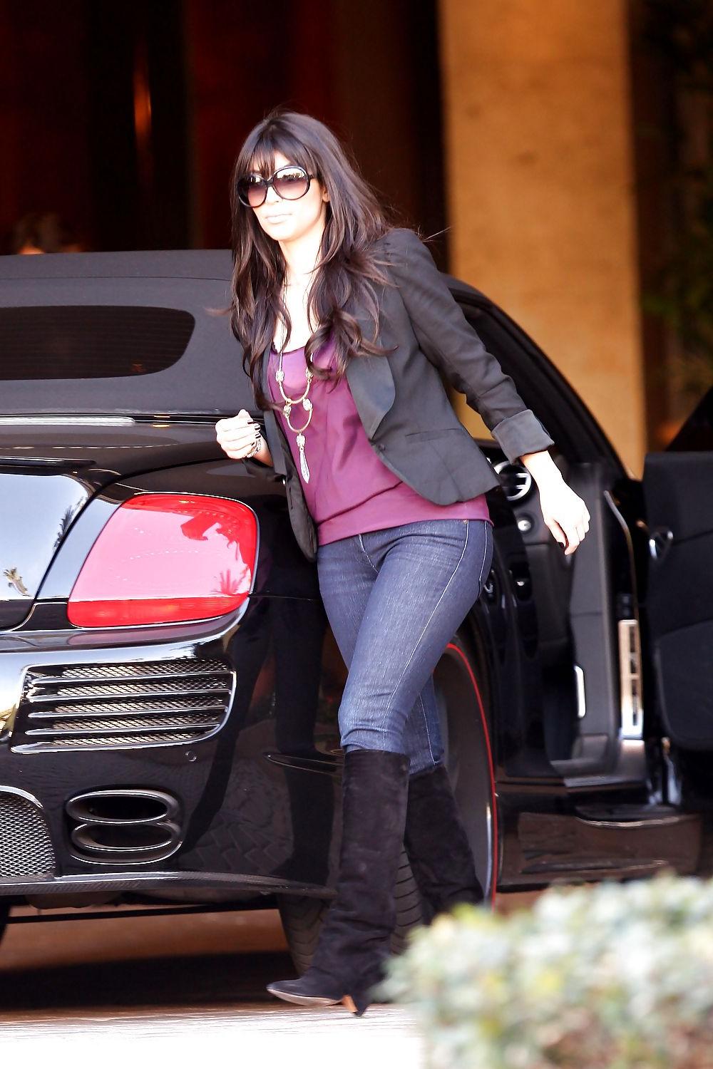 7P Kim Kardashian Filling Up The Car