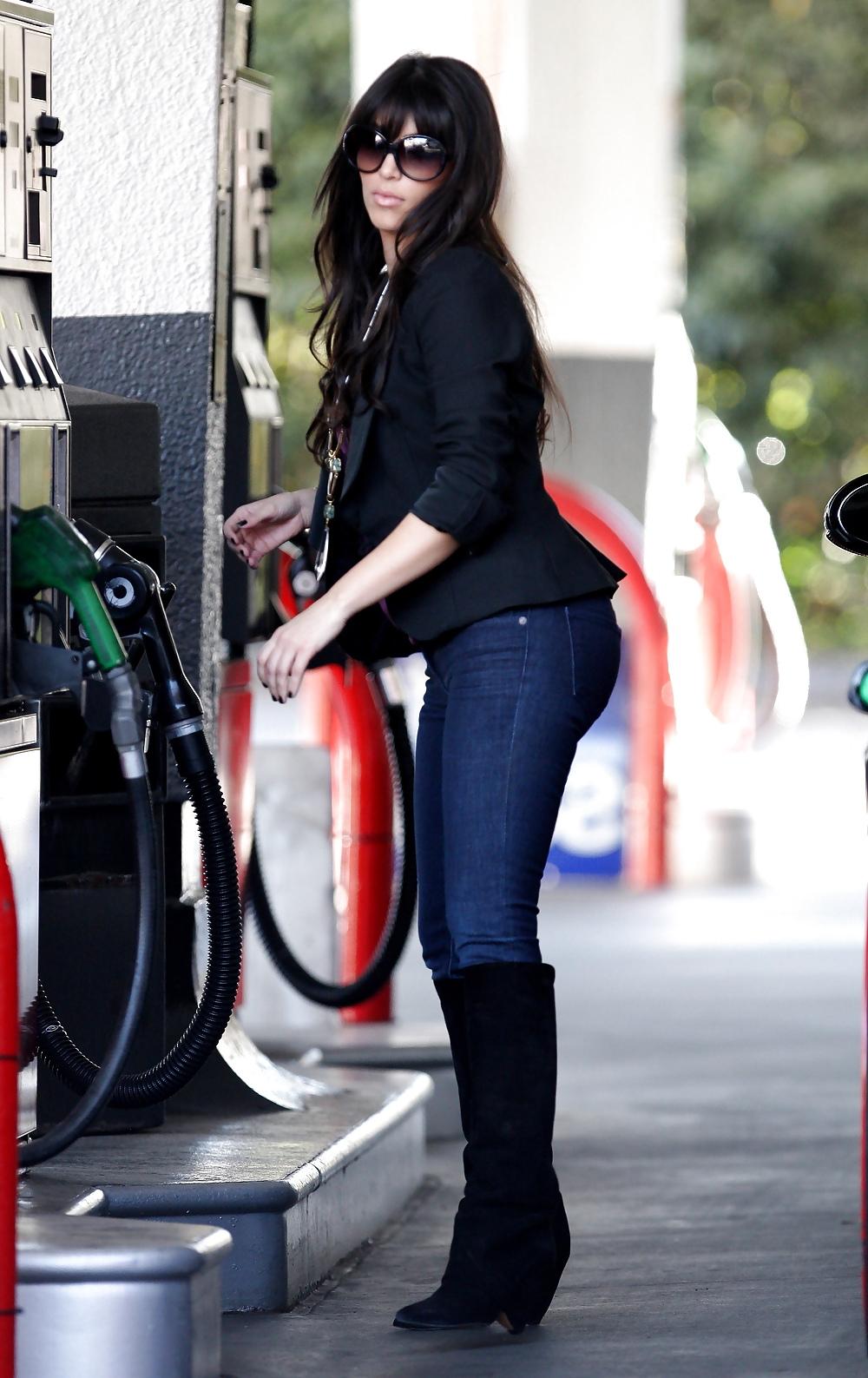 7P Kim Kardashian Filling Up The Car