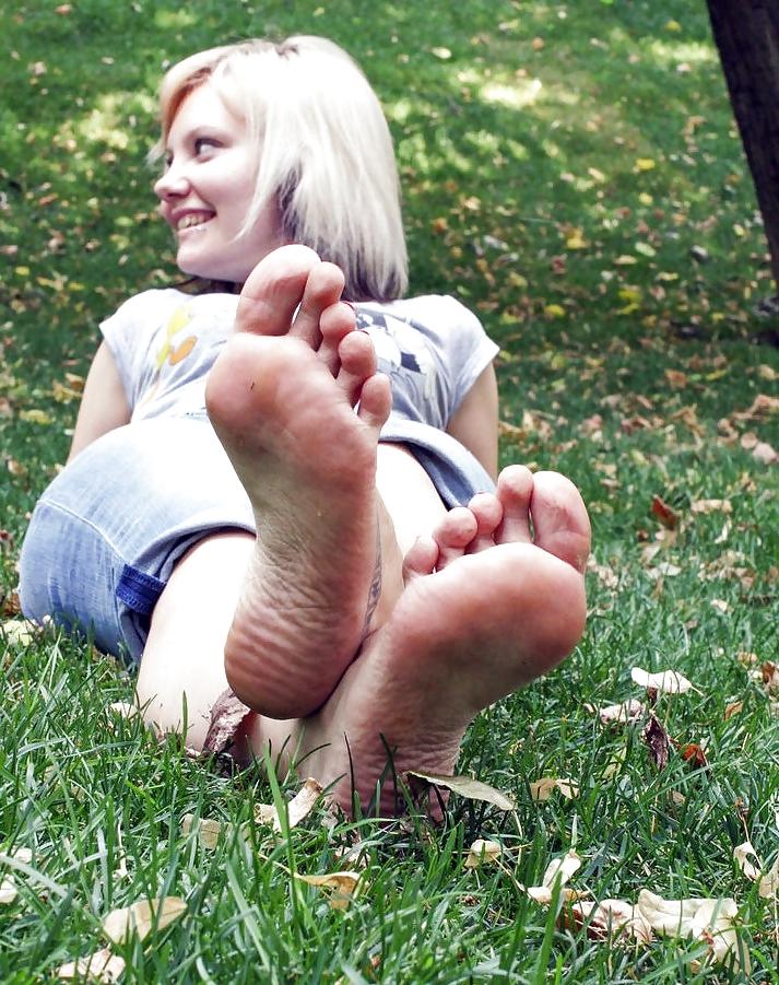 4P Women show their feet