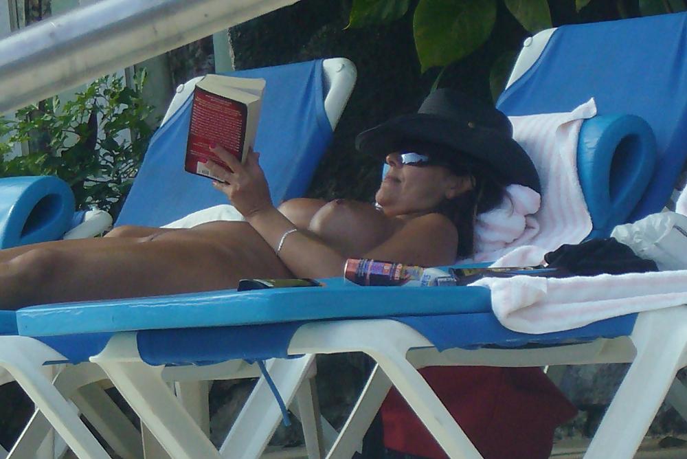 10P Nude vacation