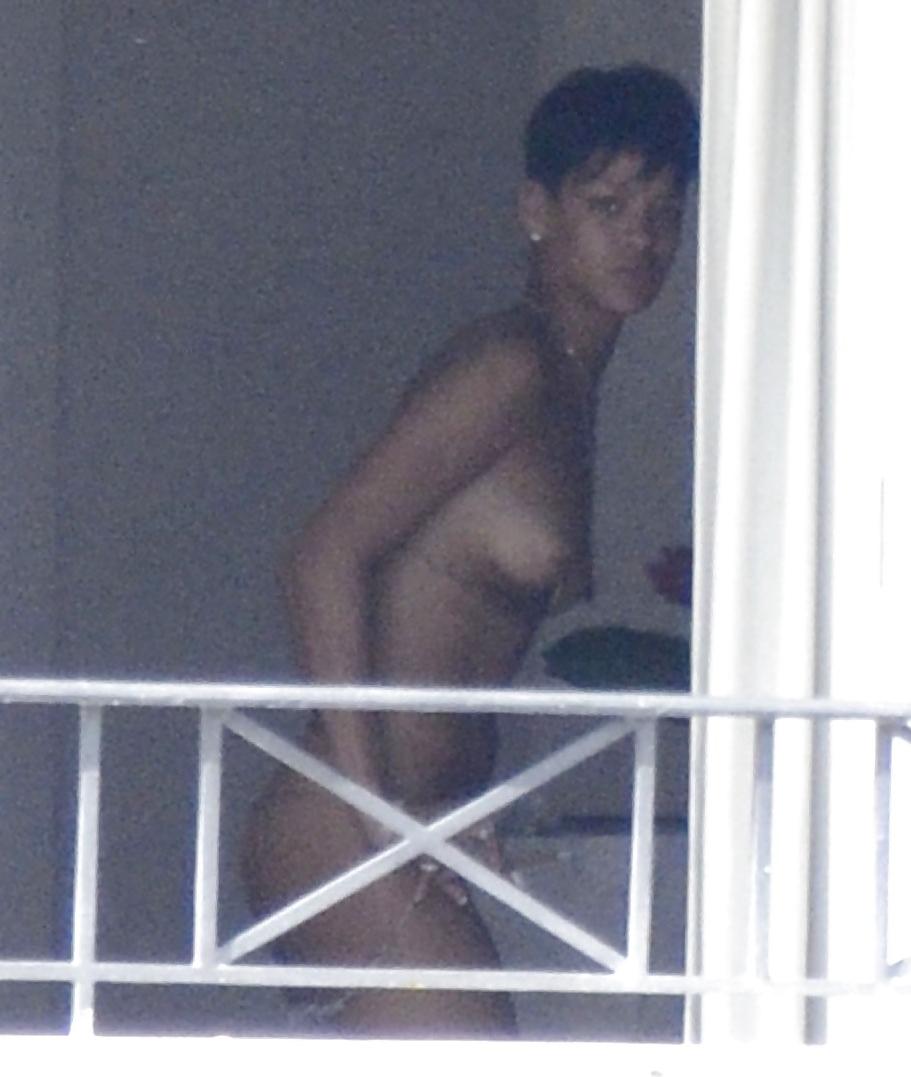 25P Rihanna-NUDE- HOT HOT HOT !!!!! NO FAKE