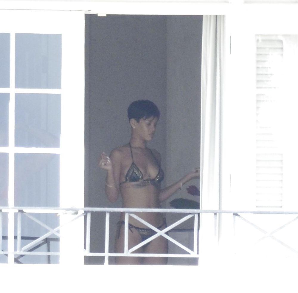 25P Rihanna-NUDE- HOT HOT HOT !!!!! NO FAKE