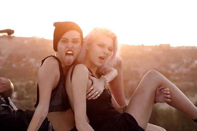 25P Miley Cyrus - Talentless Fuck Toy